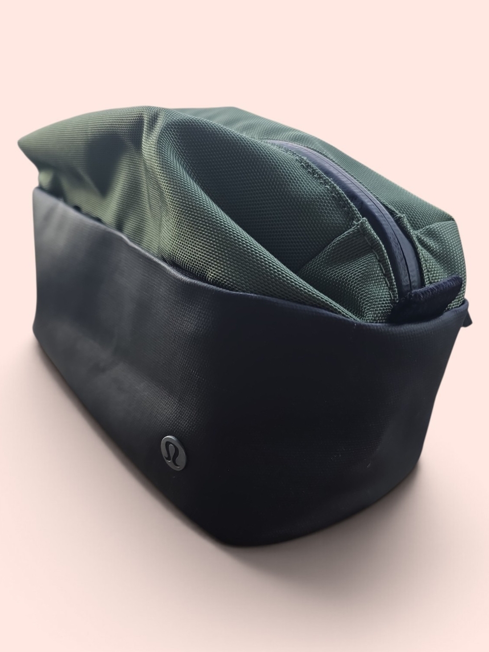 lululemon Everywhere Toiletry Kit / Dopp Kit Green / Black